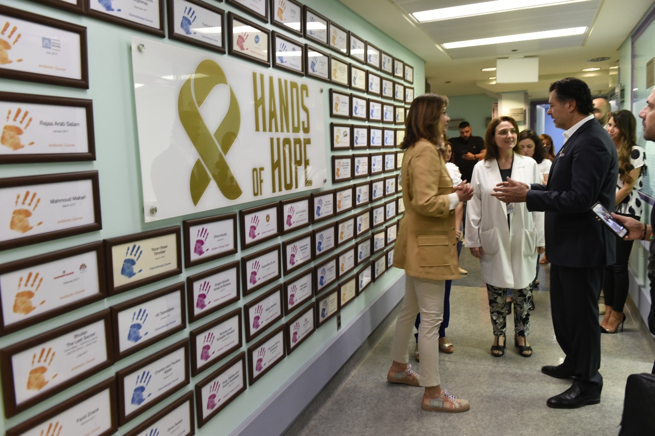 صورة السوبر ستار راغب علامة يزور مركز سرطان الأطفال في لبنان وفي إستقباله رئيسة المركز السيّدة نورا جنبلاط