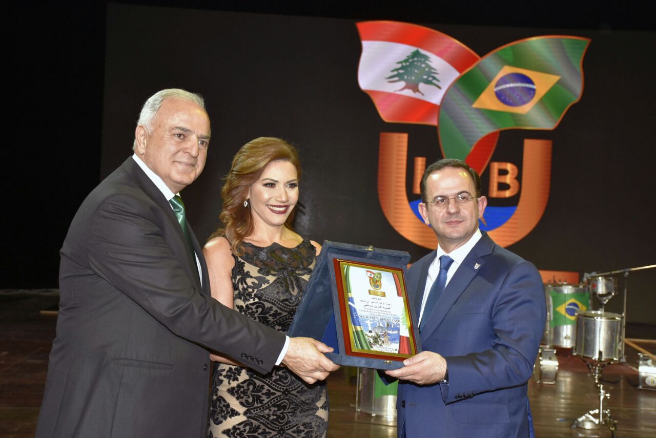 صورة الإعلامية الكاتبة اللبنانية كارل البستاني  سفير بلادها للاعلام الي المهجر