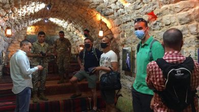 صورة زيارة عسكرية فرنسية لكهف للفنون في لبنان