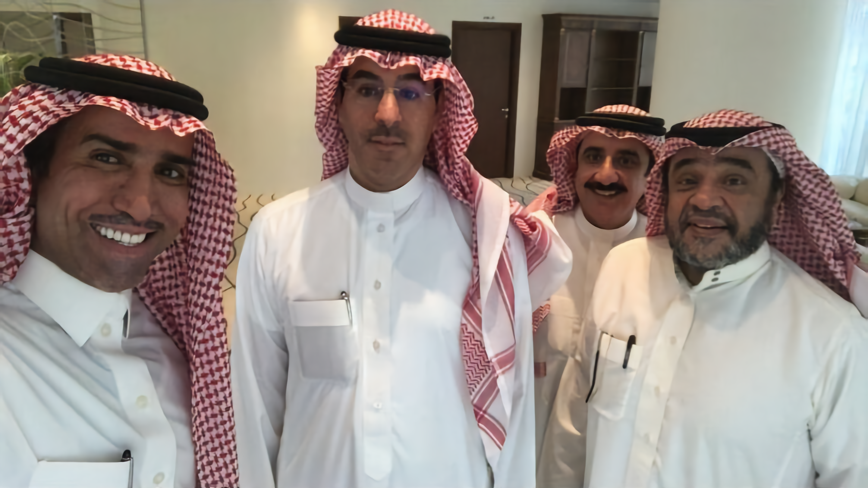 صورة بعد 10 سنوات من الانفصال وزير الاعلام السعودي يجمع أشهر نجوم الكوميديا السعوديين