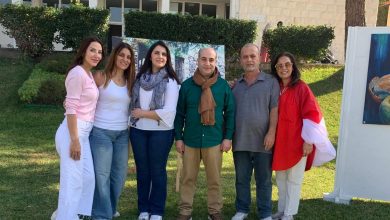 صورة الفنان غاندي بوذياب رئيس جمعية كهف الفنون يحتفل بعيد الاستقلال اللبناني بجامعة رفيق الحريري بالدامور