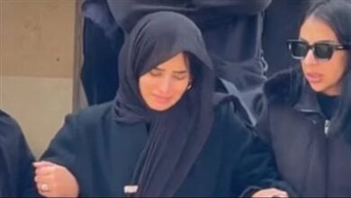 صورة الفنانة زينة تستقبل واجب العزاء في شقيقها بحضور كبير للنجوم والأصدقاء