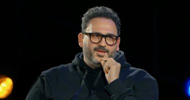 صورة النجم أكرم حسني يستعد لمفاجأة ويواصل نشاطه الفني