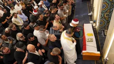 صورة النجوم بالدموع والمحبين بالالاف في وداع هاني شاكر ملفوف بعلم مصر