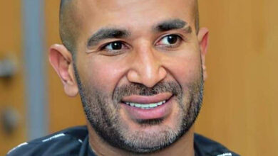 صورة أحمد سعد يطوي صفحة الجدل ويقص شعره وذقنه ويعتذر علي الهواء مباشرة