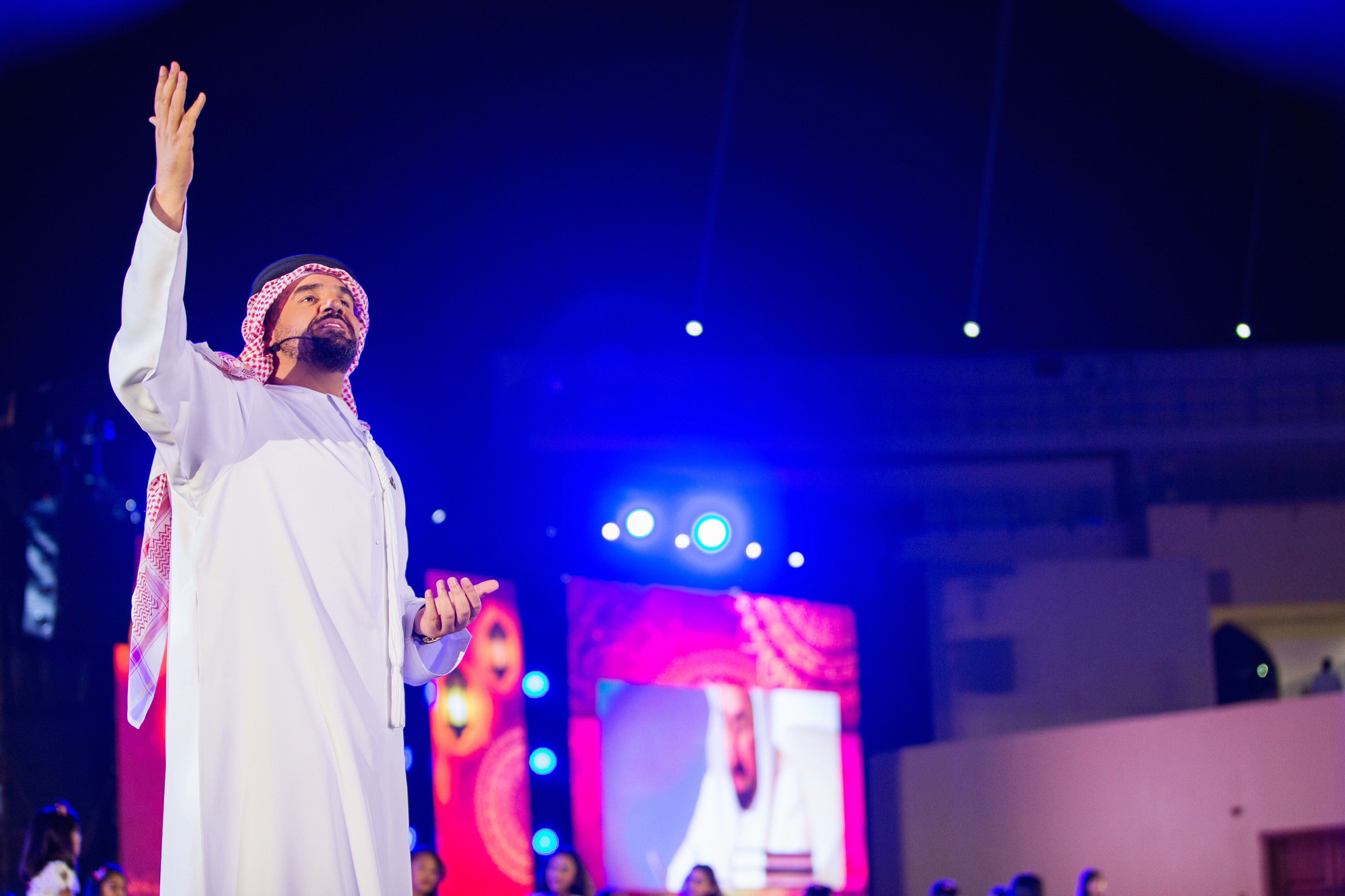 صورة أطلق كليب “أهل العزم” إحتفالاً باليوم الوطني الـ46 حسين الجسمي يعزف ألحان الحب و الولاء للوطن والقادة بين أرجاء الإمارات