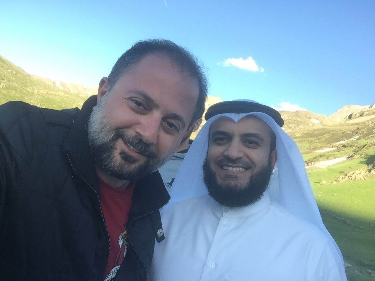 صورة علاء الأنصاري و الشيخ مشاري العفاسي الى أقرب قمة الى سماء الله …