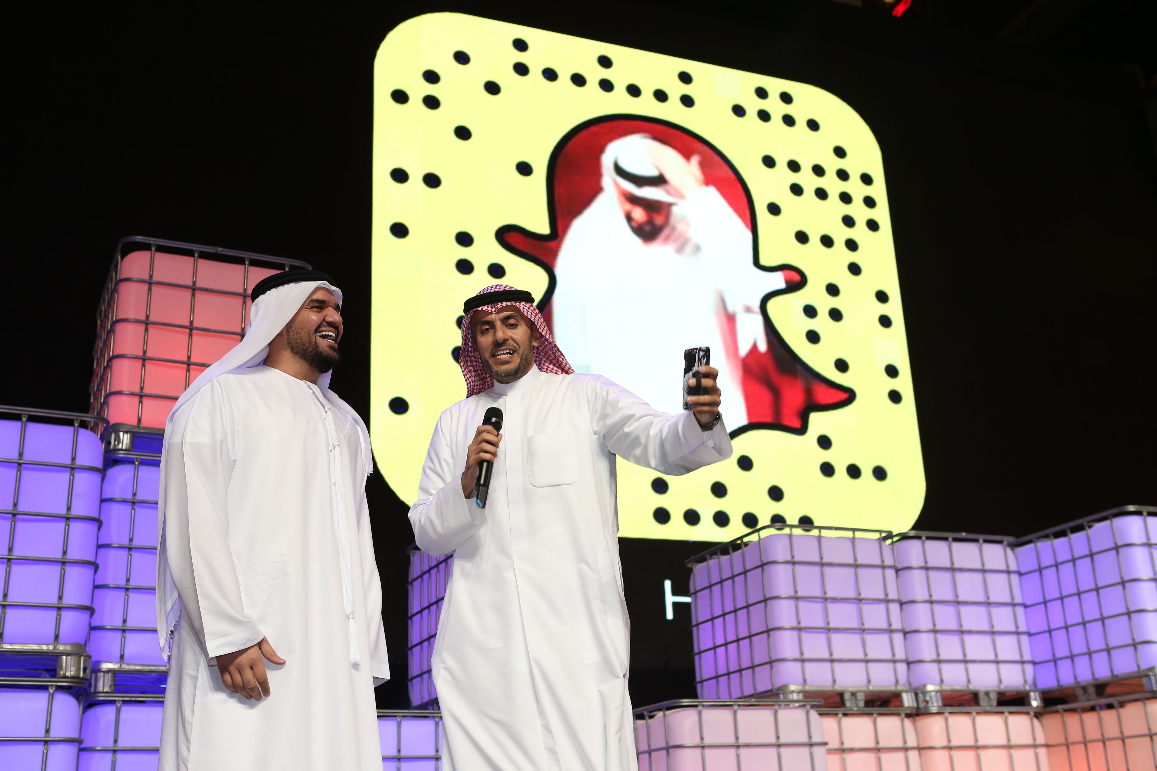 صورة السابقة الأولى في الشرق الأوسط والعالم العربي  حسين الجسمي يدشن حسابه في SnapChat أمام أكثر من 200 مليون مشاهد في العالم