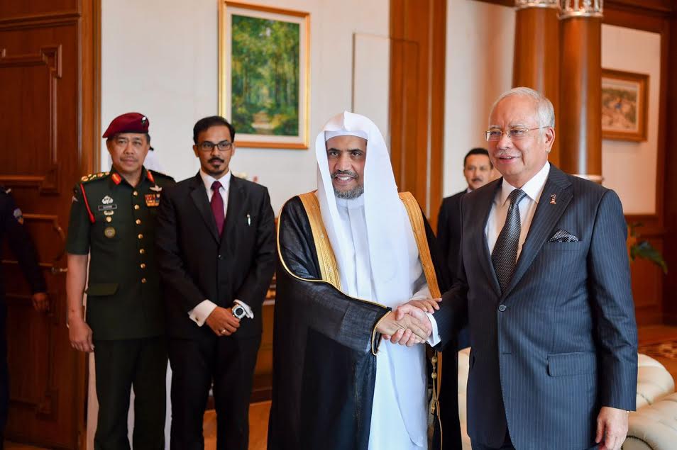 صورة ماليزيا تكرم وتمنح رئيس رابطة العالم الاسلامي وسام الشرف الملكي