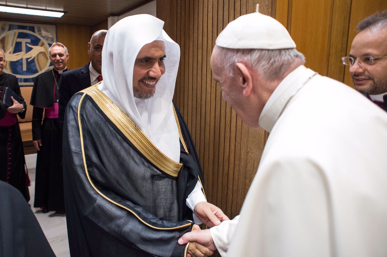 صورة أمين رابطة العالم الإسلامي يبحث مع بابا الفاتيكان قضايا السلام والتعايش المشترك